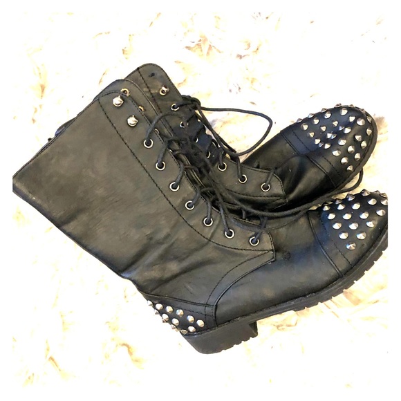 Studded boots that zip up - Picture 1 of 1